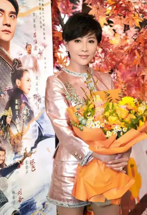 刘嘉玲母女同框穿粉衣秀美腿手上鸽子蛋抢镜,74岁老妈太年轻
