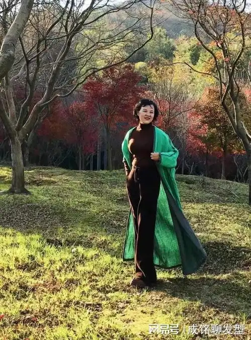 春季妈妈的郊游穿搭,舒适时尚又提气质,显年轻又有高级感
