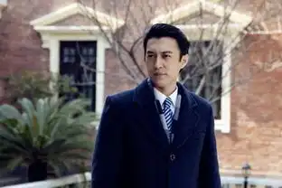 靳东陪家人聚餐双手抱儿子奶爸范十足图
