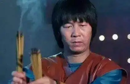 僵尸先生上映36年,有人离世,有人抑郁,钱小豪还在炒冷饭
