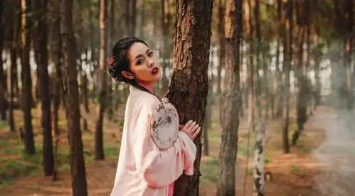 王祖贤罕见晒自拍53岁的她扎起马尾显活力,选择牛仔外套更减龄
