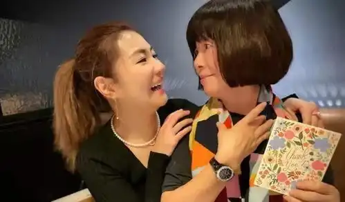 selina妈妈哪像70岁穿牛仔裤剪波波头比女儿还新潮,全家高颜值
