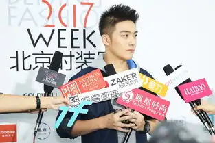 李泽锋亮相北京时装周网友惊呼瘦版王世均帅炸
