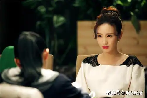 25岁的我,1岁的女儿,亲眼看着老公怀里搂着年轻的女孩
