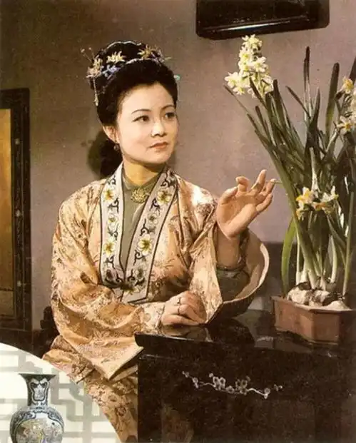 她设计了2700套戏服让87版红楼梦美了30年
