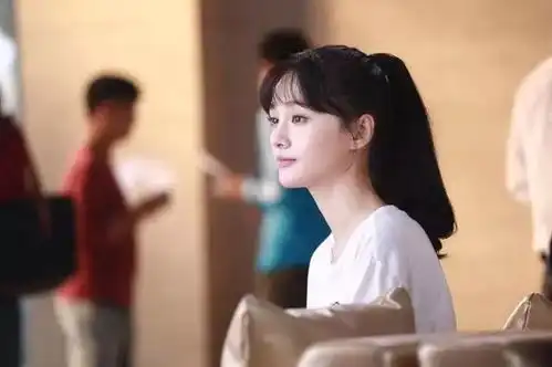 郑爽和景甜不仅是同学还是舍友却从未互动,网友两人差距太大
