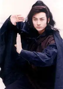 彩色美瞳成今夏大热朱一龙新戏魔怔秒变动漫风
