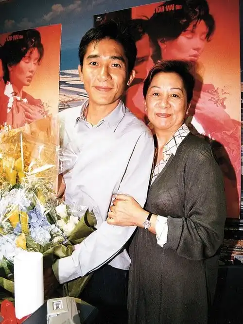 梁朝伟妈妈与妹妹罕有现身,全家温馨庆祝伟仔62岁生日