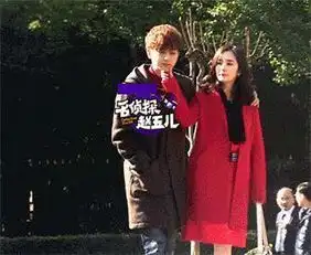 杨幂片场撩黄子韬捏下巴戳脸裙撩至大腿
