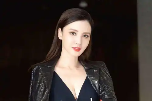 张萌小2岁老公罕见露面,穿着朴素油腻又秃顶,被指和妻子同框似两代人
