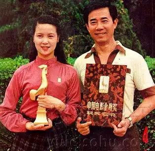 组图李小璐妈妈年轻罕见靓照曝光相貌不输女儿
