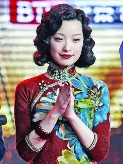 林允新剧瘦脸针后遗症出现了然而扎了同款的倪妮素颜脸都没垮
