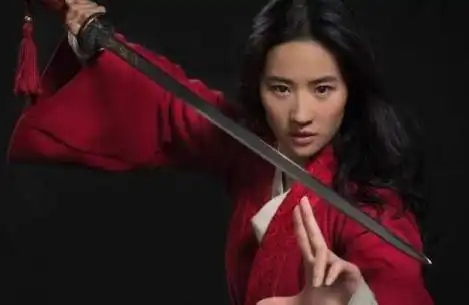 花木兰曝出新剧照,刘亦菲满脸是泥难分辨出男女
