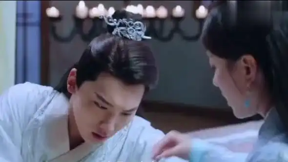 双世宠妃2墨连城上演床边亲吻喂药,甜齁甜齁的,狗粮撒一地
