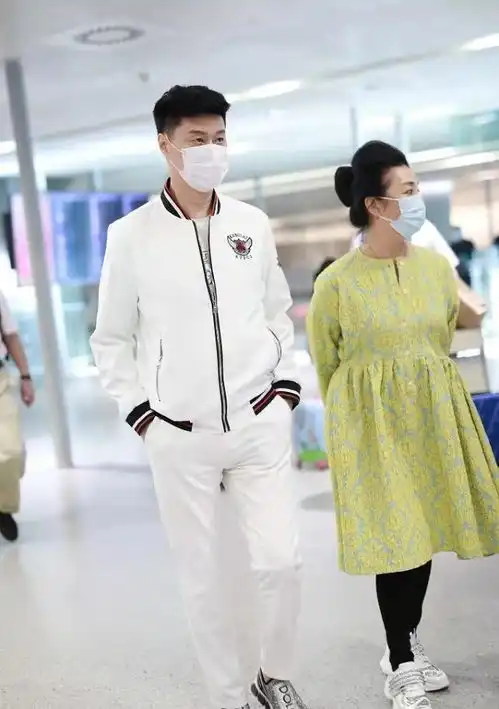 范冰冰爸妈罕见走机场,妈妈穿公主裙不像奶奶辈,爸爸更像鲜肉
