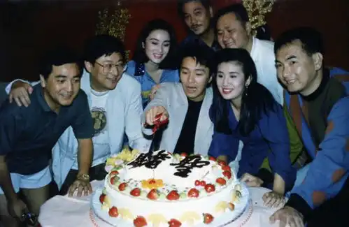 1992年是周星驰年,双周一成一李的对决,周星驰拿下票房前五
