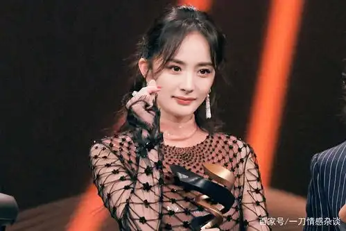 杨幂黑脸扔伞被骂垃圾,粉丝辟谣都是代拍惹的祸
