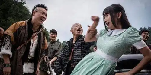 横店20万临时演员现状光棍的世界,懒汉的天堂,疯子的乐园
