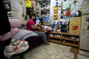 外媒拍香港棺材间蜗居者
