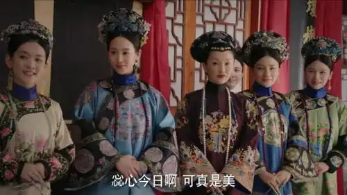 如懿传惢心出嫁时如懿和其他嫔妃佩戴在胸前的一大串珠子是什么
