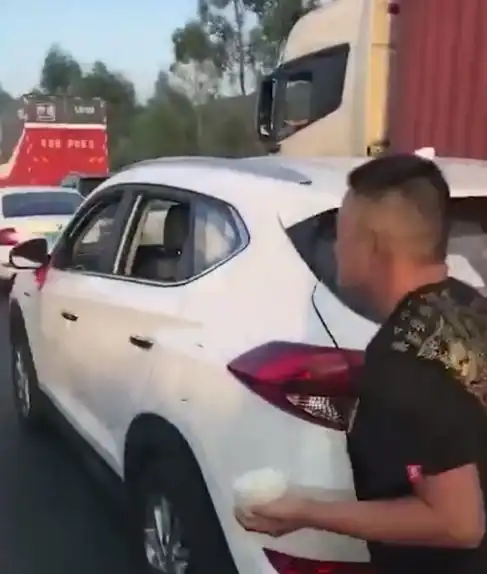 广东一男子高速上堵车,直接后备箱盛饭开吃,网友堵出经验了