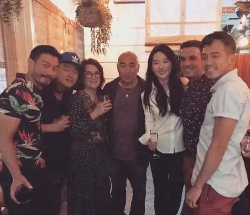 新剧杀青宴,刘亦菲与剧组人员合照玩的非常嗨
