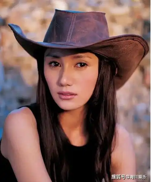 发型对女星来说太重要了黄雅莉摆脱假小子形象,李宇春长发惊艳