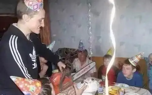 搞笑段子图片惊呆,原来生日蛋糕可以这样切呀
