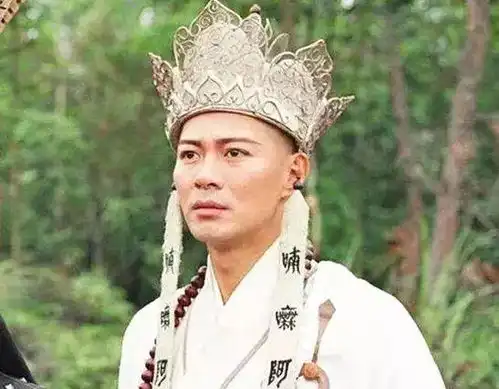 57岁江华一家近照曝光,大8岁妻子显年轻,一双儿女颜值出众
