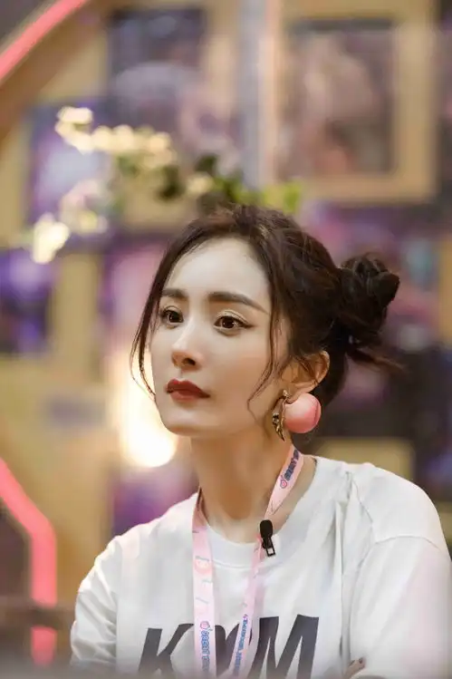 杨幂哪吒头造型少女感十足佩戴蜜蜂发卡隔空表白粉丝

