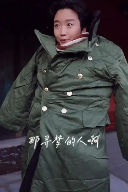 43岁李玉刚录制文联春晚,步履匆匆被推着走,素颜难掩儒雅气质
