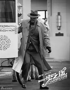 组图一步之遥姜文曝造型变民国雅痞骑士