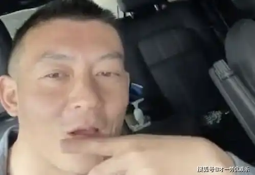 父爱无边,陈冠希和女儿一起开直播,女儿搞怪不断显得很开心