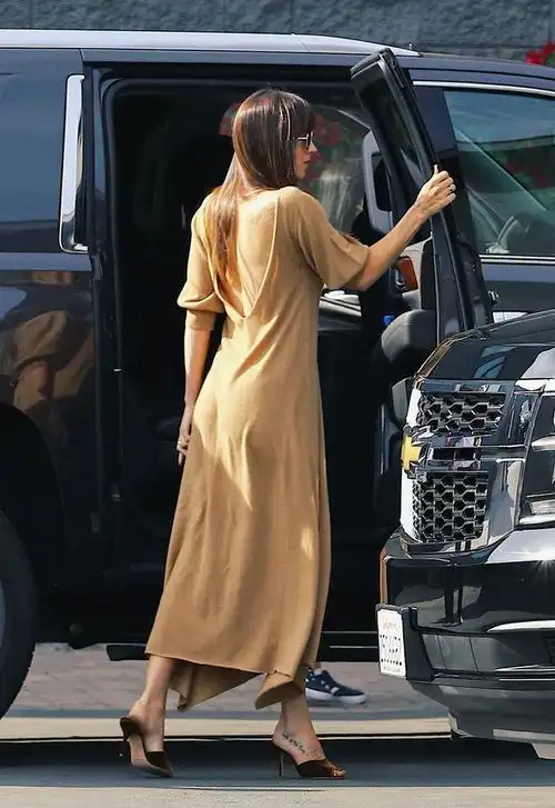 五十度灰女主宽松露背裙也遮不住的性感

