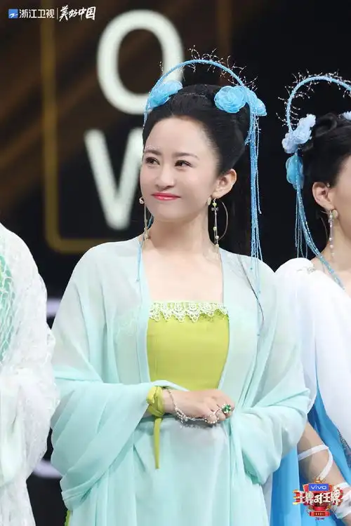爷请回欢天喜地七仙女重聚,吴彤把霍思燕p进了合影里
