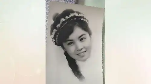 女儿晒妈妈年轻时的照片,网友妈妈年轻时好漂亮
