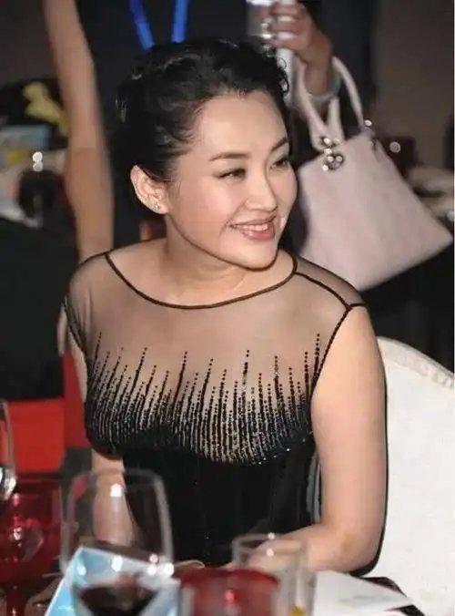 许晴成老赖被封杀着实有点可惜,为什么那么多人不喜欢许晴
