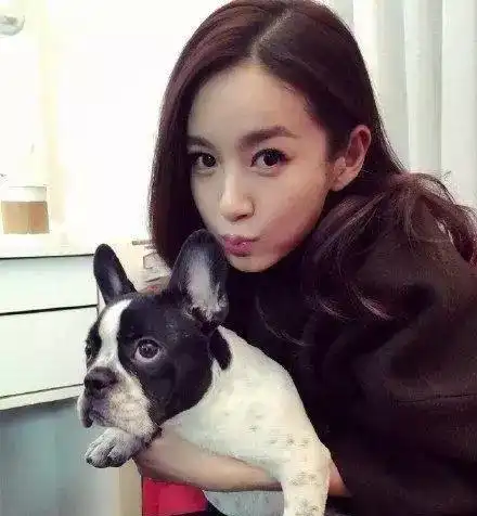 跟杨幂比起来,结两次婚生了一个女儿的张子萱才是真的有少女感
