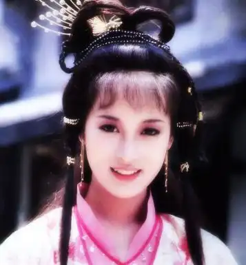 女生巧笑倩兮,美目盼兮是什么样子

