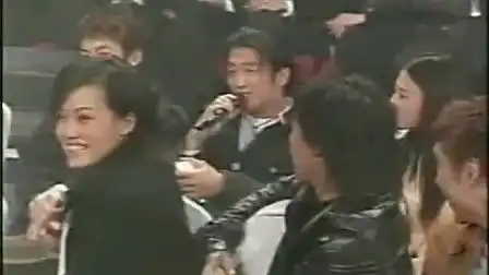 表情谢霆锋坐陈冠希和张柏芝中间唱歌,王菲不停回头看表情很有深意表情