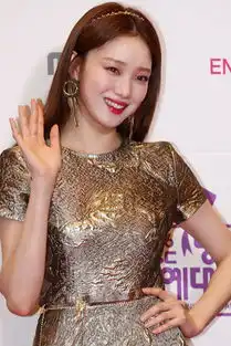 随意又高级的蜜桃色眼影怎么涂才不肿
