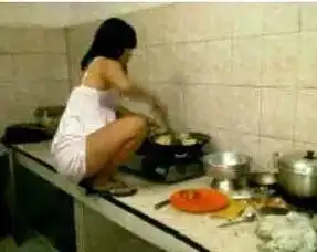 搞笑图片妹子身材不错,抱着头猪干嘛呢