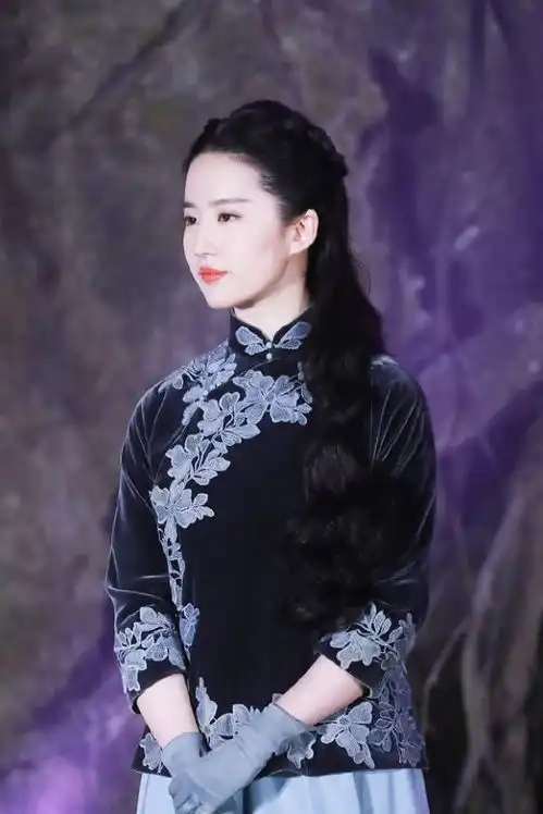 张含韵短发发型形象大变,女星都剪短发,辛芷蕾短发堪称王者