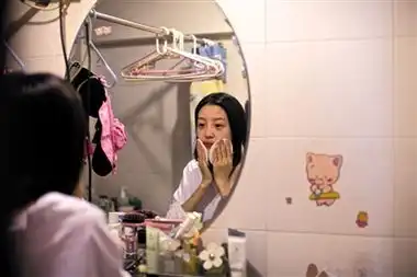 揭秘网络女主播蜗居十平米小屋与电脑为伴
