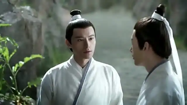 三生三世十里桃花子阑默默的看着远方的胭脂,眼里都是伤感
