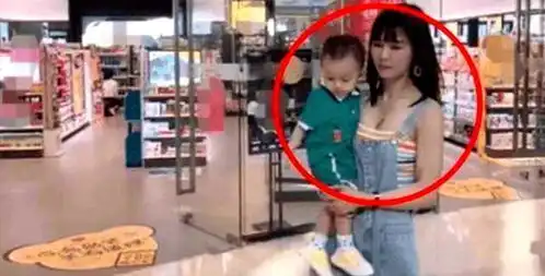 最美冻龄姥姥走红,抱外孙犹如母子,有了面子却尴尬了孩子

