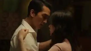 韩国电影人间中毒军官爱上自己下属的妻子,吻得太深太认真..宋承宪和林智妍车内上演精彩戏份
