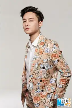 组图尹正加盟神话偶像剧英伦写真尽显男神气质

