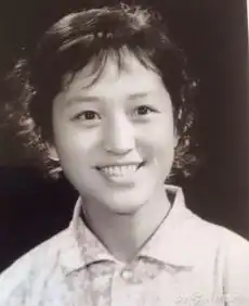 别不承认,你妈年轻时比你好看多了
