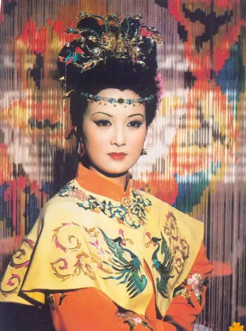 87版红楼梦之王熙凤剧照一个眼神一个坐姿就显得霸气侧漏